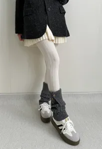 Collants en tricot d'automne avec détails de jambières, vêtement confortable et tendance.