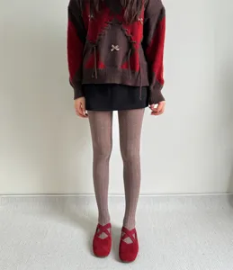 Vue détaillée de collants rétro en tricot torsadé pour femme avec pull élégant d'automne.