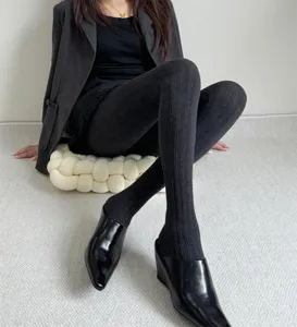 Collants tricotés chauds pour femme, bas de pantyhose d'hiver avec motif torsadé.