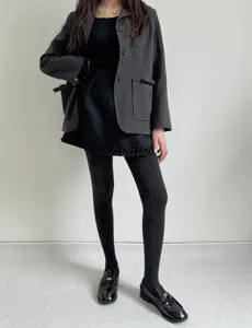 Collants texturés en tricot tressé associés à des mocassins rétro et tenues chics.