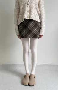 Collants blancs texturés avec motif en maille, parfaits pour les tenues d'automne.