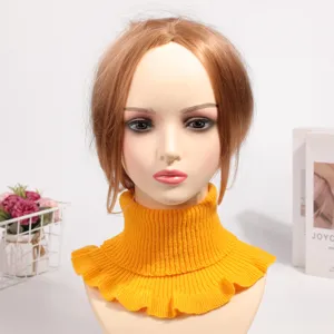 Detailansicht des gelben gestrickten Faltenkragen-Wärmers, ideal für die kalte Jahreszeit.