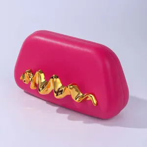 Κομψή ροζ PU δερμάτινη βραδινή τσάντα clutch με χρυσή κυματιστή διακόσμηση για γάμο πάρτι.