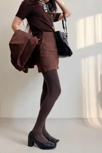 Vista detallada de medias térmicas marrones para mujer, forradas de felpa para invierno.
