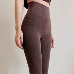 Detalle de leggings térmicos acanalados de talle alto en marrón oscuro, ajuste delgado.