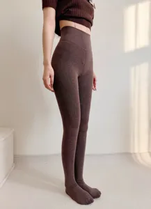 Medias térmicas de canalé marrón con suave forro polar detalle para mujer elegante.