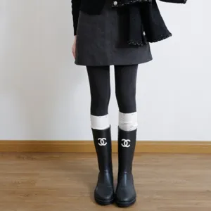 Grey fleece-lined leggings set with skirt and stylish boots for autumn and winter daily wear.