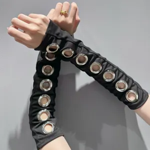 Manchettes noires punk avec oeillets metalliques style gothique mode de rue sans doigts.