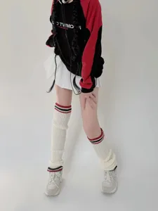 Vista dettagliata di scaldamuscoli in maglia stile college con righe per outfit invernali retro.