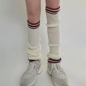 Ghette in maglia stile college con righe rosse e nere dettaglio invernale vintage chic.
