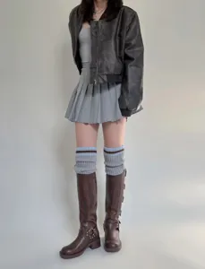 Vista dettagliata di scaldamuscoli in maglia grigia con righe eleganti per l'inverno.