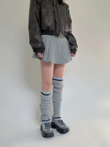 Dettaglio scaldamuscoli in maglia stile retro americano, calze lunghe invernali.