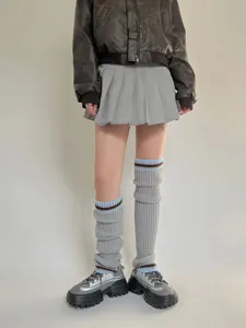 Vista dettagliata di scaldamuscoli in maglia stile college a righe, comodo accessorio invernale.