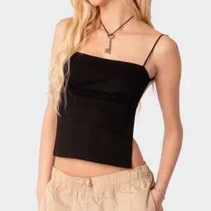 Schwarzes Bustier Top mit Spaghettiträgern und Schlüsselhalskette, sexy figurbetont.