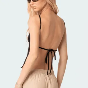 Detailansicht des sexy rückenfreien schwarzen Damen Tanktops für den stylischen Sommer.