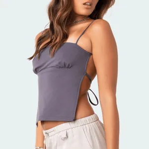 Detailansicht des sexy rückenfreien Trägershirts mit seitlichen Riemen und Spaghettiträgern.