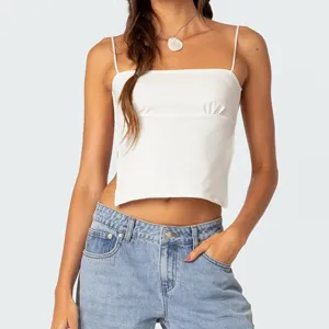 Detailansicht Damen weißes schulterfreies Crop Top, figurbetontes modisches Sommertop.
