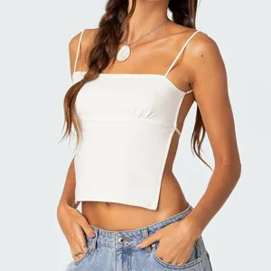 Nahaufnahme des weißen Trägershirts mit rückenfreiem Design, sexy Stil für den Sommer.