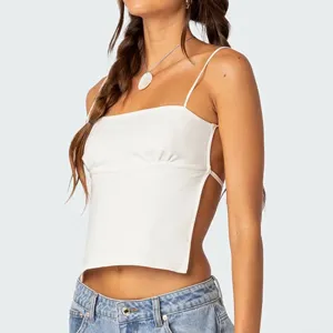 Weißes rückenfreies Spaghettiträger Top Detail, sexy ärmelloses Sommer Crop Top für Damen.