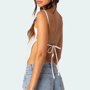 Detailansicht des sexy weißen rückenfreien Neckholder Crop Tops für modische Sommertage.