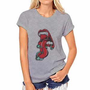 Grijs korte mouw t-shirt met opvallende punk rode lippen grafische print detail.