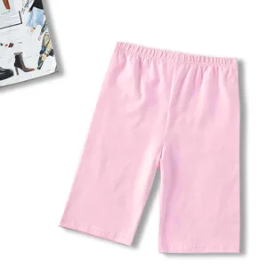 Shorts de sport rose pour femme legging de yoga fitness vue de detail vetement confortable.