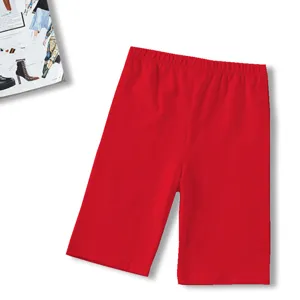 Short de motard de sport rouge pour femme, bas de fitness extensible et moulant sport.