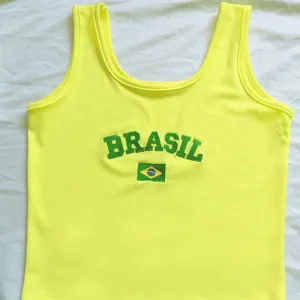 Canotta a coste giallo neon con ricamo verde Brasil, top corto estivo smanicato slim fit.