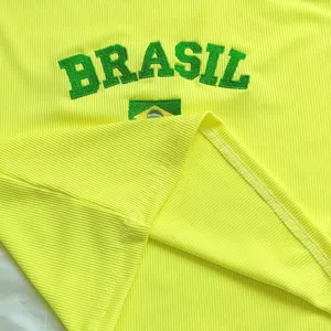 Dettaglio canotta a coste giallo neon, ricamo verde Brasil grafica, stile casual estivo.