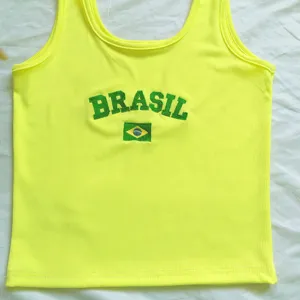 Canotta a costine giallo neon con testo BRASIL ricamato e dettaglio bandiera per l'estate.