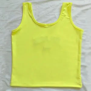 Dettaglio della canotta a costine giallo neon, primo piano su tessuto e colletto.