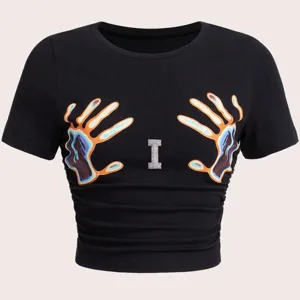 Schwarzes Kurzarm-Crop-Top mit buntem Hand-Grafikdruck und Strass-Buchstabe I.