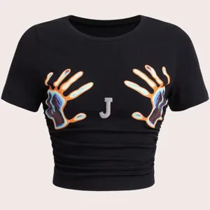 Damen schwarzes kurzarm crop top schmale passform rundhals grafik t-shirt mit strass buchstabe j
