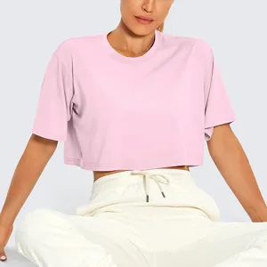 Effen roze crop top t-shirt detail met zachte stof en los casual pasvormontwerp.