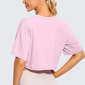 Roze korte sportshirt achterkant, losse korte mouw yoga crop top voor dames fitness.