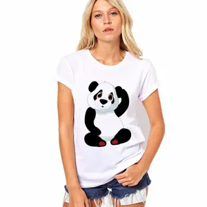 Vista detallada camiseta blanca de manga corta para mujer con bonito estampado panda.