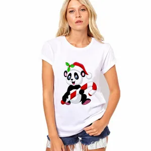 Detalle de primer plano de camiseta blanca de manga corta con bonito gráfico de panda.