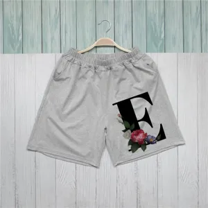 Γκρι casual γυναικείο σορτς με floral στάμπα και γράμμα E λεπτομέρεια υφάσματος.
