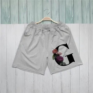 Γκρι γυναικείο casual σορτς με floral στάμπα γράμματος G και ελαστική μέση για καθημερινή χρήση.