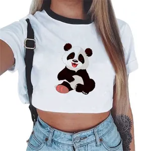 Primer plano detallado del lindo diseño de panda de dibujos animados en el top corto.
