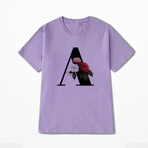 Paars t-shirt met korte mouwen, grote zwarte letter A en vintage rozen bloemenprint.