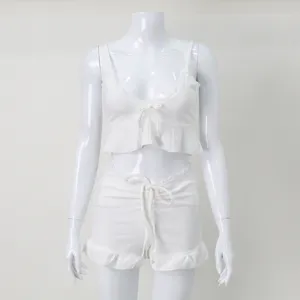 Ensemble haut caraco côtelé blanc et short assorti avec de délicates finitions en dentelle.