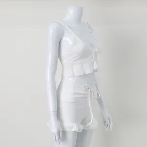 Vue détaillée de l'ensemble pyjama sexy blanc avec caraco, short, dentelle et volants.