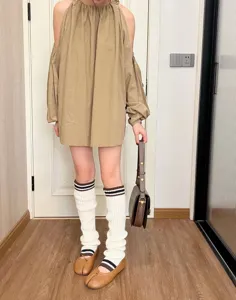 Scaldamuscoli in maglia stile college con design rétro confortevole per l'inverno.