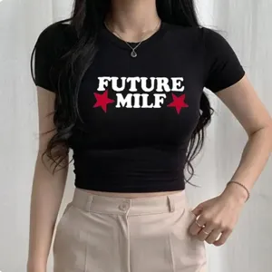 Schwarzes Kurzarm-Crop-Top mit auffälliger Schrift und roten Sternen, Streetwear.
