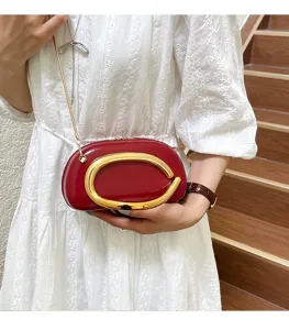 Sac bandoulière rouge pour femme chic avec boucle métal c tendance et bandoulière chaîne