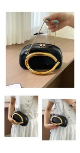 Détails en gros plan du sac à main noir avec grande poignée en métal doré et chaîne.