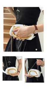 Sac à main blanc rugby chic avec poignée et chaîne en métal doré pour femme tendance.