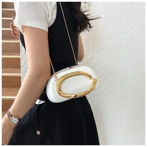 Sac bandoulière rugby blanc avec accent métallique en C et lanière chaîne chic.