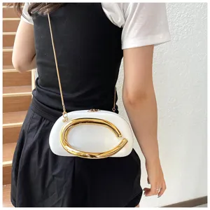 Sac bandoulière blanc tendance pour femme avec détail métallique doré et chaîne.